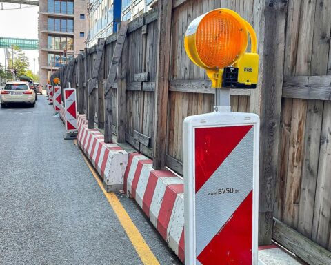 Baustellenzaun mit Leitbaken, Hinweis auf Straßensperrung und Sanierungsarbeiten in Jaderberg.