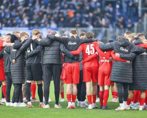 Holstein Kiel präsentiert neuen Cheftrainer Tim Walter, Hoffnung auf sportliche Impulse und Verbesserung.