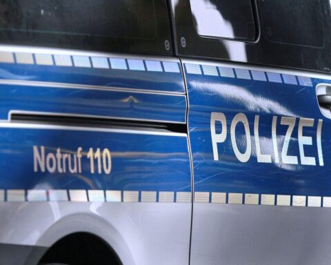 Polizei und Feuerwehr am Unfallort, Einsatznachricht im Hintergrund, traurige Stimmung, Senioren betroffen.