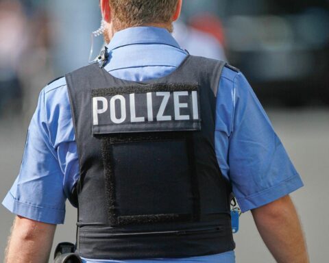 Motorradunfall auf Autobahn: Polizei untersucht Zusammenstoß zwischen Auto und Motorradfahrer, Zeugen gesucht.