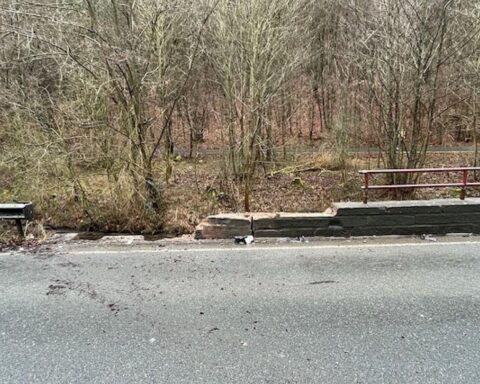 Verunglückter Toyota und beschädigte Straßenmauer nach Überholunfall auf Bundesstraße 39.
