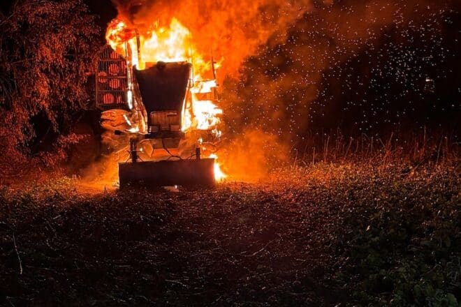 Traktorbrand auf Feld in Schermbeck