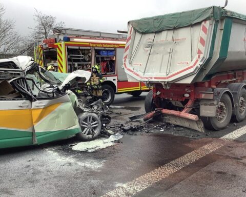 Schwerer Verkehrsunfall auf Autobahn: Transporter gegen Lkw, Feuerwehr und Rettungsdienst im Einsatz.