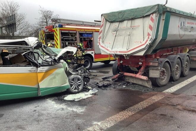 Transporter fährt auf A2 bei Gelsenkirchen unter Lkw – Fahrer schwer verletzt