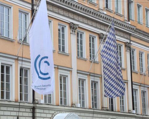 Vertreter europäischer Länder diskutieren innovative Asyllösungen auf der Münchner Sicherheitskonferenz.