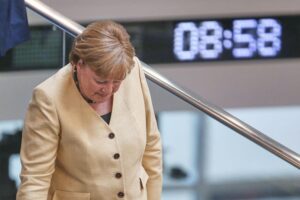 Trittin und Künast für Merkel als Bundespräsidentin Angela Merkel, prominent im Fokus, diskutiert mögliche Rolle als Bundespräsidentin mit Grünen-Politikern.