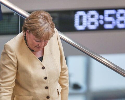 Angela Merkel, prominent im Fokus, diskutiert mögliche Rolle als Bundespräsidentin mit Grünen-Politikern.