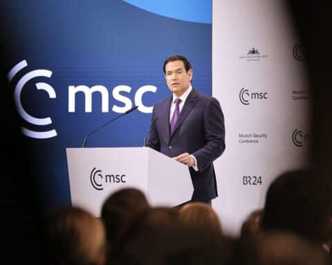 Marco Rubio betont US-Europäische Zusammenarbeit, thematisiert Fehler und spricht Konfliktlösung auf Sicherheitskonferenz.