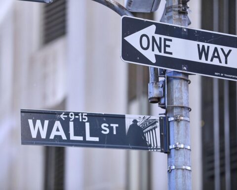 Blick auf die Wall Street mit Finanzdaten und Investoren am Handelstag.