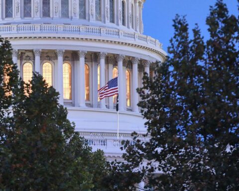 Kapitol mit Protesten, Trump-Bildern und politischen Symbolen, die Demokratiebedrohung symbolisieren.