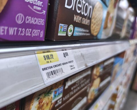 Preise in US-Supermarkt, Inflation sinkt auf 2,4%, Lebensmittelkosten steigen, Wirtschaft im Fokus.