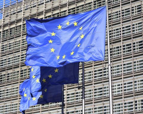 Europäische Flaggen im Wind symbolisieren den Aufruf zur Unabhängigkeit und Zusammenarbeit in der Politik.