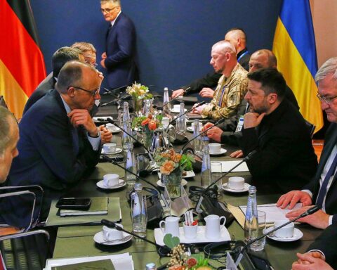 Friedrich Merz und Wolodymyr Selenskyj diskutieren energische Hilfe und Unterstützung für die Ukraine.