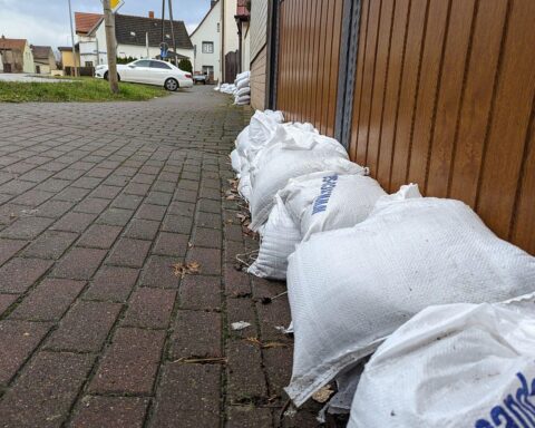 Sandsäcke symbolisieren den Hochwasserschutz und Hauseigentümer sollten besser vorbereitet sein.
