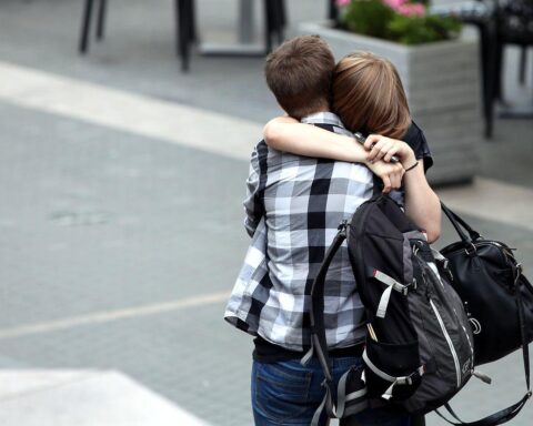 Junges Paar diskutiert, symbolisiert Beziehung, die durch digitale Kommunikation beendet wird.