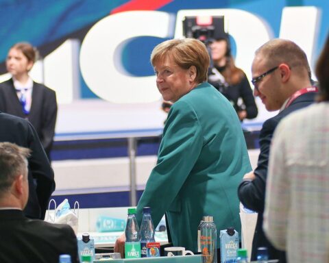 Angela Merkel, skeptische Deutsche, Umfrageergebnisse, Präsidentenposten, politische Meinungen, Wirtschaft, internationale Beziehungen.