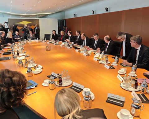 Unternehmen bewerten Bundesregierung negativ, fordern Reformen und Abbau von Bürokratie und Regulierung.