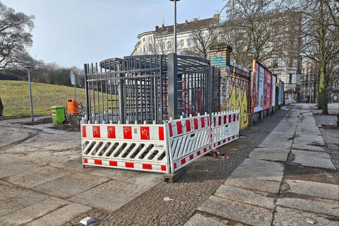Unbekannte beschädigen Tor am Görlitzer Park in Berlin-Kreuzberg