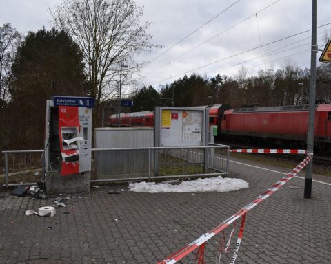 Zerstörter Fahrkartenautomat am Bahnhof, Polizei untersucht Sprengung, nächtlicher Vorfall in Möser.
