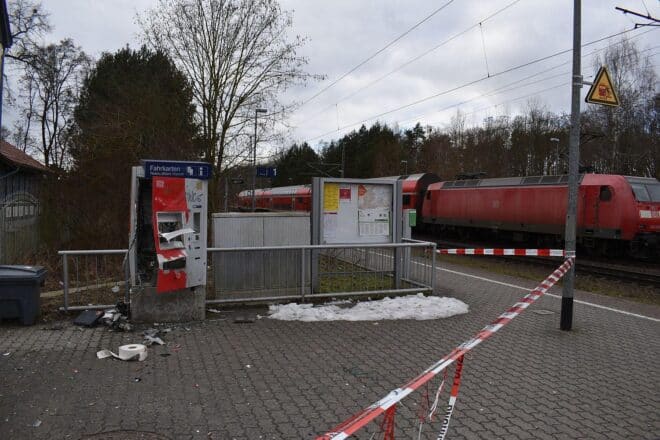 Unbekannte sprengen Fahrkartenautomaten am Bahnhof Möser