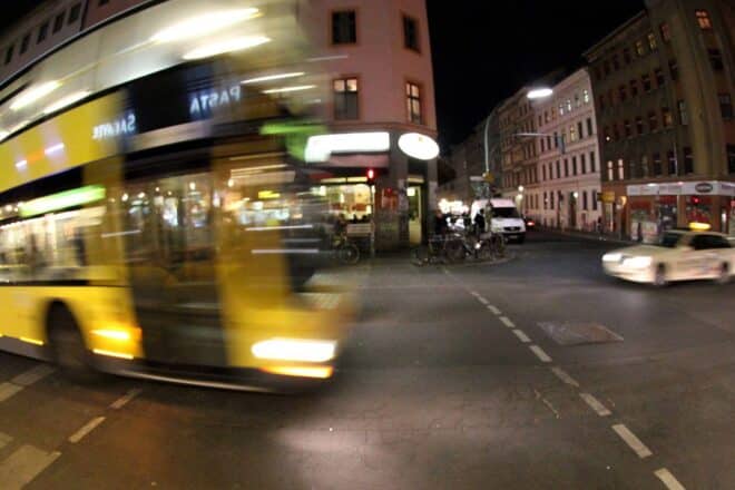 Unbekannter schießt auf BVG-Bus in Berlin-Spandau