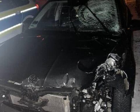 Schwer beschädigtes Auto, Polizei vor Ort, Trümmerfeld auf der Straße, Unfallstelle in Buxtehude.