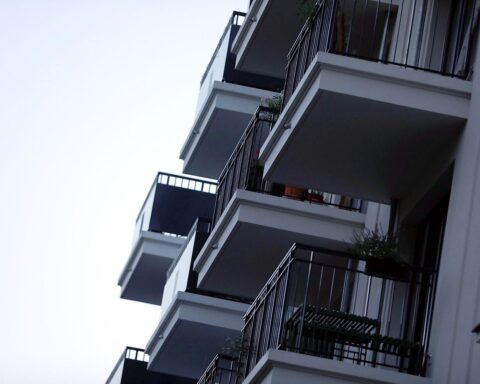 Hausfassade, symbolisiert Wohnraum und Mietrecht, zentral für die aktuelle politische Debatte in Deutschland.