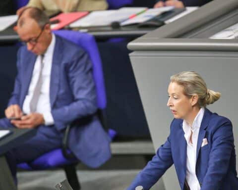 Friedrich Merz und Alice Weidel diskutieren über aktuelle politische Umfragen in Deutschland.