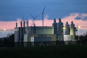 Gasspeicher in Deutschland, umgeben von politischen Diskussionen über Energieversorgung und Gasmangel.