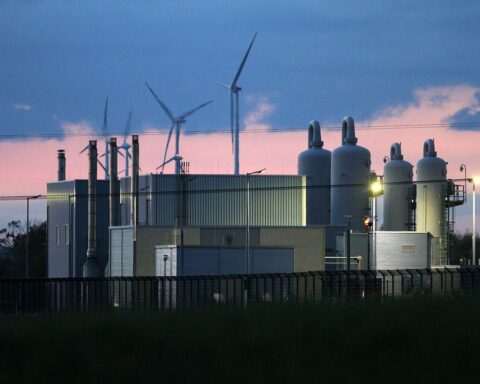 Gasspeicher in Deutschland, umgeben von politischen Diskussionen über Energieversorgung und Gasmangel.