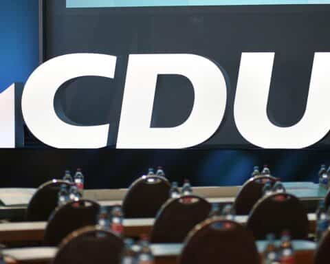 CDU-Logo mit Angela Merkel und Sepp Müller, symbolisiert Erneuerung und Kontinuität der Partei.