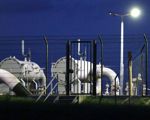 Gasspeicher als Symbol für Versorgungssicherheit und politische Diskussion um zukünftige Strategien.