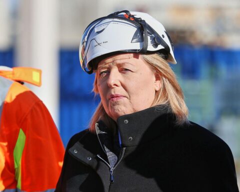 Bärbel Bas diskutiert Tariftreuegesetz, umgeben von besorgten Unternehmern in einem Konferenzraum.