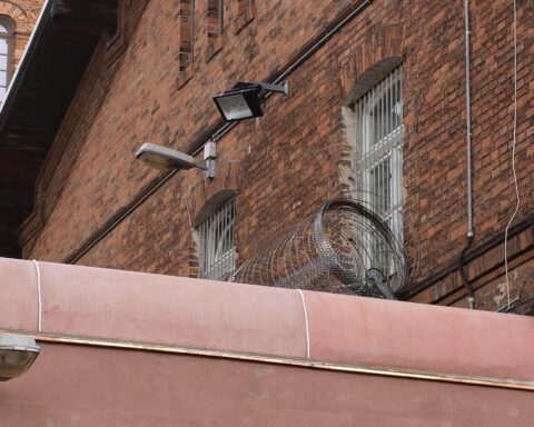 Gefängniszelle mit Sicherheitssystemen, symbolisiert Untersuchungshaft des mutmaßlichen Täters eines Totschlags.