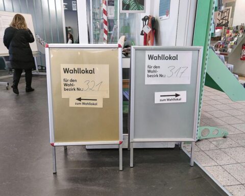 Wahllokal zur Bundestagswahl, Bürger an Urne, Ausdruck demokratischer Teilhabe, Stimmungseinschätzungen.