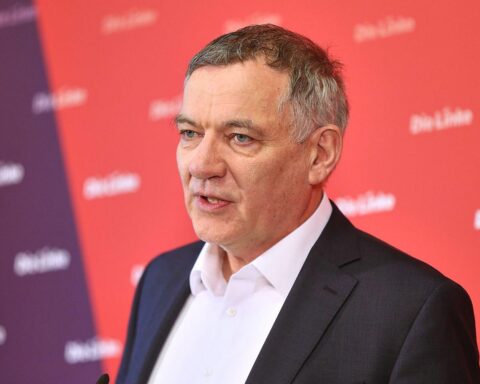 Jan van Aken fordert Prüfung familiärer Verflechtungen in der AfD-Bundestagsfraktion wegen möglicher Vetternwirtschaft.