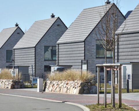 Neubaugebiet mit modernen Wohnhäusern und energisch steigenden Immobilienpreisen in Deutschland.