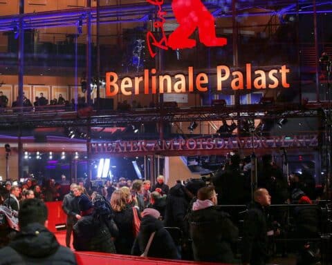 Streikende Kinobeschäftigte fordern höhere Löhne während der Berlinale im Cinestar CUBIX.