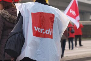 Streikaufruf von Verdi: Beschäftigte der Autobahn GmbH demonstrieren für bessere Gehälter und Arbeitsbedingungen.