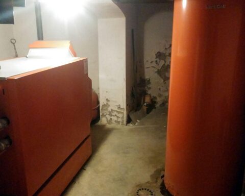 Heizkessel im Keller: Symbol für steigende Energiekosten und Herausforderungen im Altbau.