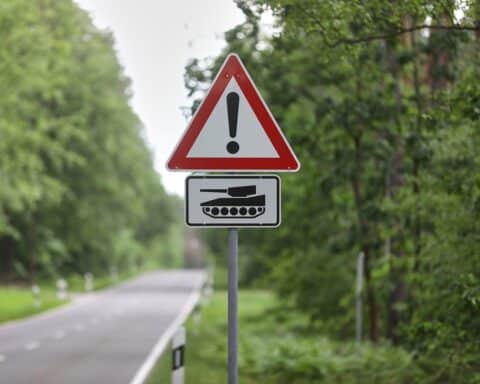 Bundesverkehrsminister spricht über schnelle Genehmigungen für militärische Infrastruktur und Modernisierung.