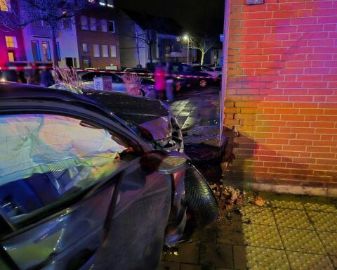 Schwerer Verkehrsunfall, zwei beschädigte Autos, Feuerwehr und Rettungsdienst im Einsatz.