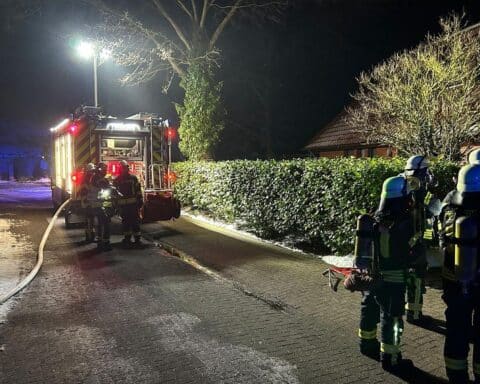 Feuerwehr im Einsatz nach Verpuffung im Heizungsraum, Glücklicherweise keine Verletzten.