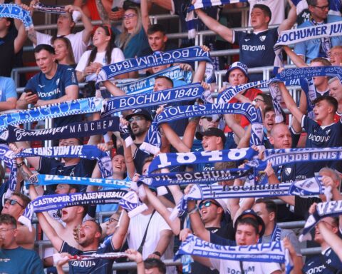 VfL Bochum-Fans jubeln, Tickets für Düsseldorf-Spiel verfügbar, große Unterstützung erwartet, Stadionvorfreude.