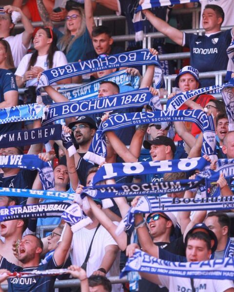 VfL Bochum-Fans jubeln, Tickets für Düsseldorf-Spiel verfügbar, große Unterstützung erwartet, Stadionvorfreude.