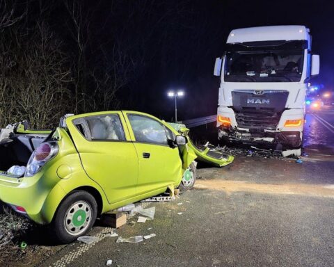 Verkehrsunfall auf B56n: schwerer Zusammenstoß zwischen Pkw und Lkw, vier Verletzte, Rettungseinsatz.