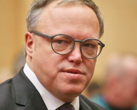 Mario Voigt diskutiert Maßnahmen gegen hohe Arbeitslosigkeit und fordert wirtschaftliche Reformen in Thüringen.