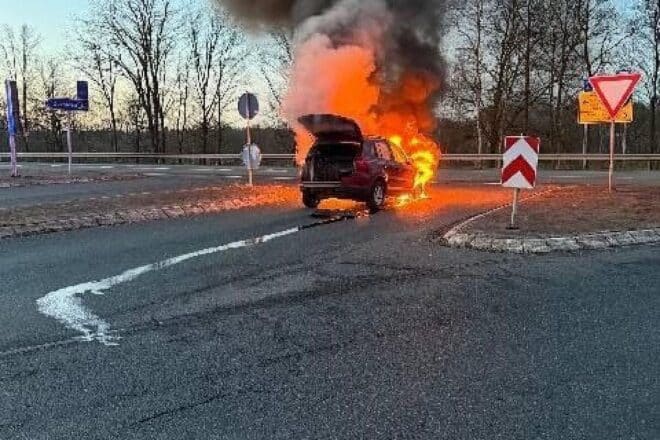 Vollbrand nach technischem Defekt auf A27 bei Geestland