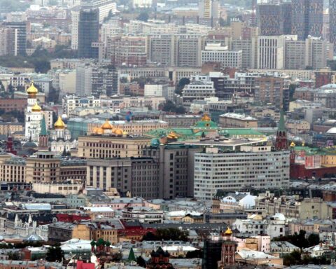 Moskauer Skyline mit Kreml, Symbol für die aktuellen geopolitischen Spannungen und Sanktionen.