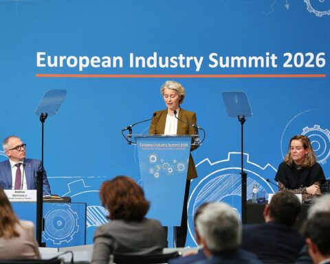 Ursula von der Leyen spricht auf dem Europäischen Industriegipfel über Wettbewerb und Investitionen in Europa.